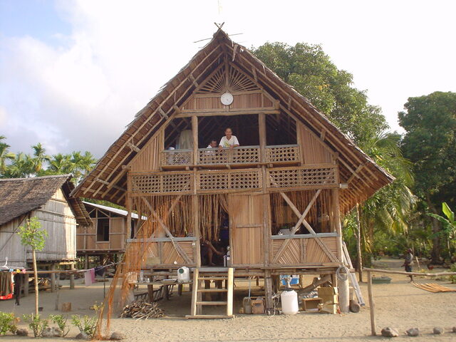 村の人たちが建てた家